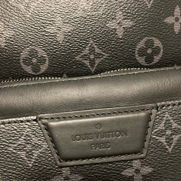 LOUIS VUITTON
Monogram Eclipse Discovery - Picture 9 of 16